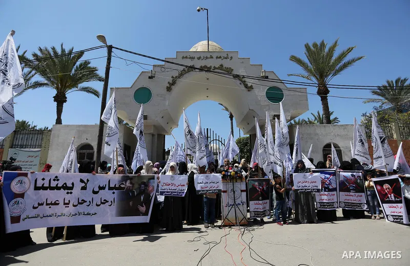 Palestinian supporters of Al-Ahrar movement hold banners during a protest against Palestinian President Mahmoud Abbas and Israeli blockade of the Gaza Strip, in Gaza city, on April 29, 2017. Photo by Ashraf Amra