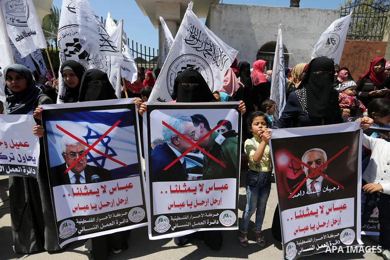 Palestinian supporters of Al-Ahrar movement hold banners during a protest against Palestinian President Mahmoud Abbas and Israeli blockade of the Gaza Strip, in Gaza city, on April 29, 2017. Photo by Ashraf Amra