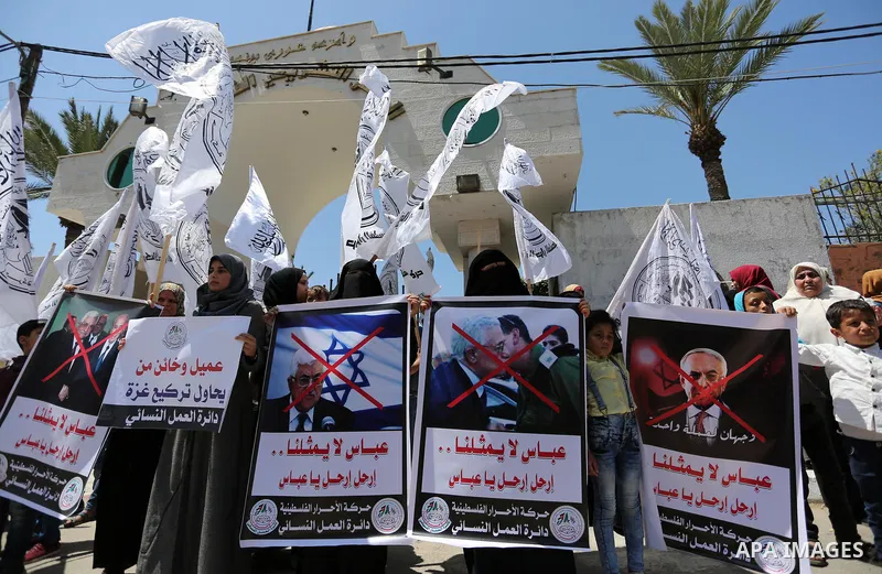 Palestinian supporters of Al-Ahrar movement hold banners during a protest against Palestinian President Mahmoud Abbas and Israeli blockade of the Gaza Strip, in Gaza city, on April 29, 2017. Photo by Ashraf Amra