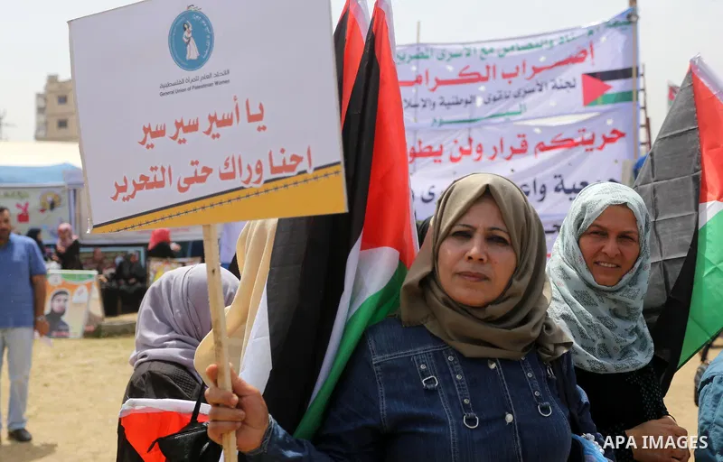 Palestinians take part in a protest to show solidarity with Palestinian prisoners on hunger strike in Israeli jails, in Gaza city on April 30, 2017. Photo by Mohammed Asad