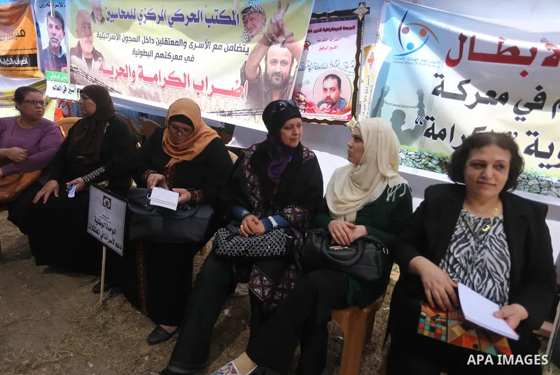 Palestinians take part in a protest to show solidarity with Palestinian prisoners on hunger strike in Israeli jails, in Gaza city on April 30, 2017. Photo by Mohammed Asad