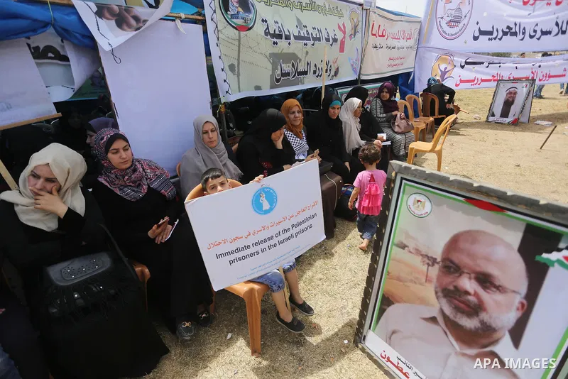 Palestinians take part in a protest to show solidarity with Palestinian prisoners on hunger strike in Israeli jails, in Gaza city on April 30, 2017. Photo by Mohammed Asad