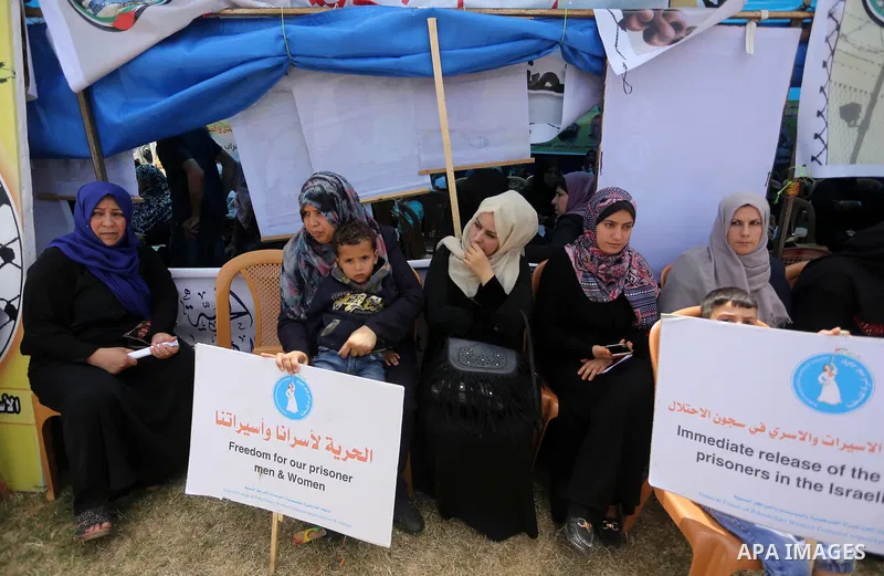 Palestinians take part in a protest to show solidarity with Palestinian prisoners on hunger strike in Israeli jails, in Gaza city on April 30, 2017. Photo by Mohammed Asad