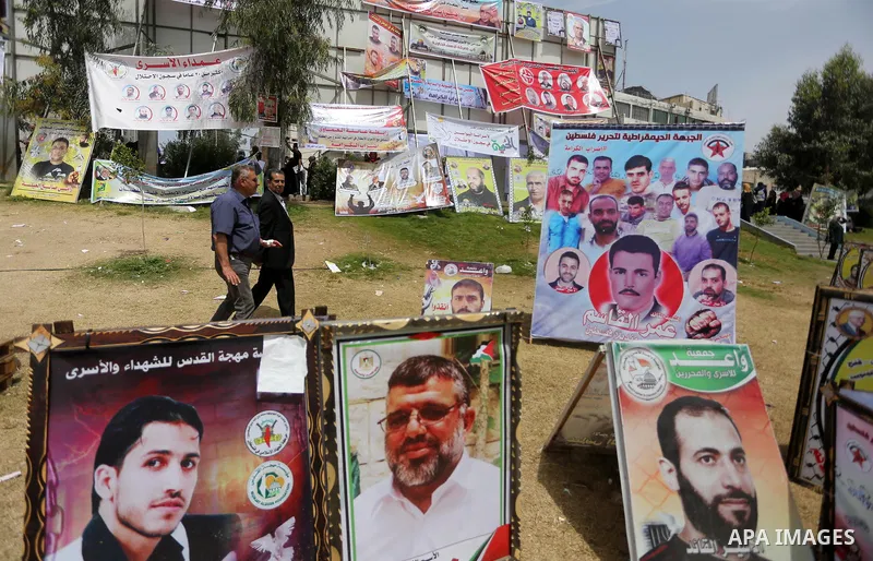 Palestinians take part in a protest to show solidarity with Palestinian prisoners on hunger strike in Israeli jails, in Gaza city on April 30, 2017. Photo by Mohammed Asad