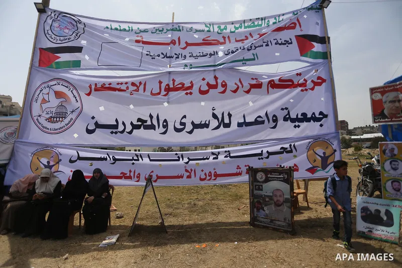 Palestinians take part in a protest to show solidarity with Palestinian prisoners on hunger strike in Israeli jails, in Gaza city on April 30, 2017. Photo by Mohammed Asad