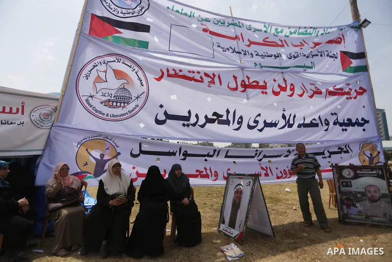 Palestinians take part in a protest to show solidarity with Palestinian prisoners on hunger strike in Israeli jails, in Gaza city on April 30, 2017. Photo by Mohammed Asad