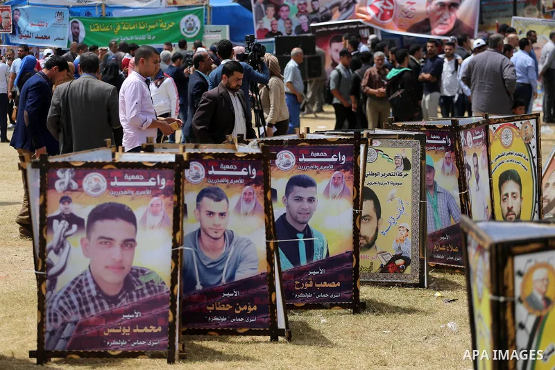 Palestinians take part in a protest to show solidarity with Palestinian prisoners on hunger strike in Israeli jails, in Gaza city on April 30, 2017. Photo by Mohammed Asad