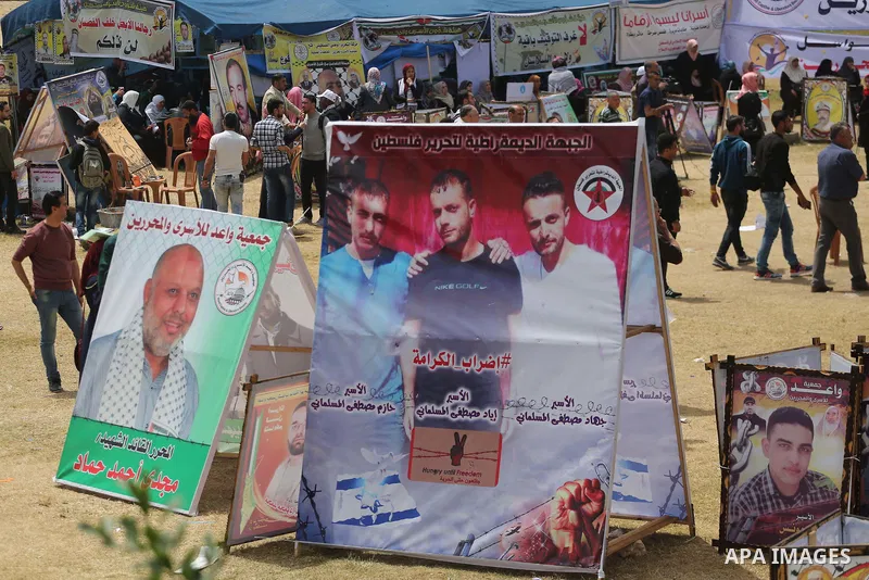 Palestinians take part in a protest to show solidarity with Palestinian prisoners on hunger strike in Israeli jails, in Gaza city on April 30, 2017. Photo by Mohammed Asad