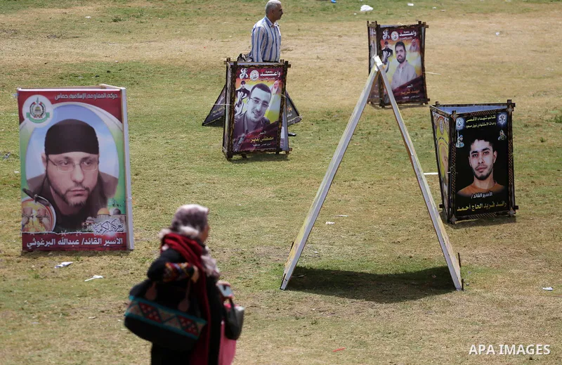 Palestinians take part in a protest to show solidarity with Palestinian prisoners on hunger strike in Israeli jails, in Gaza city on April 30, 2017. Photo by Mohammed Asad