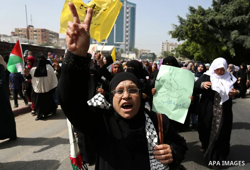 Palestinians take part in a protest to show solidarity with Palestinian prisoners on hunger strike in Israeli jails, in Gaza city on April 30, 2017. Photo by Ashraf Amra