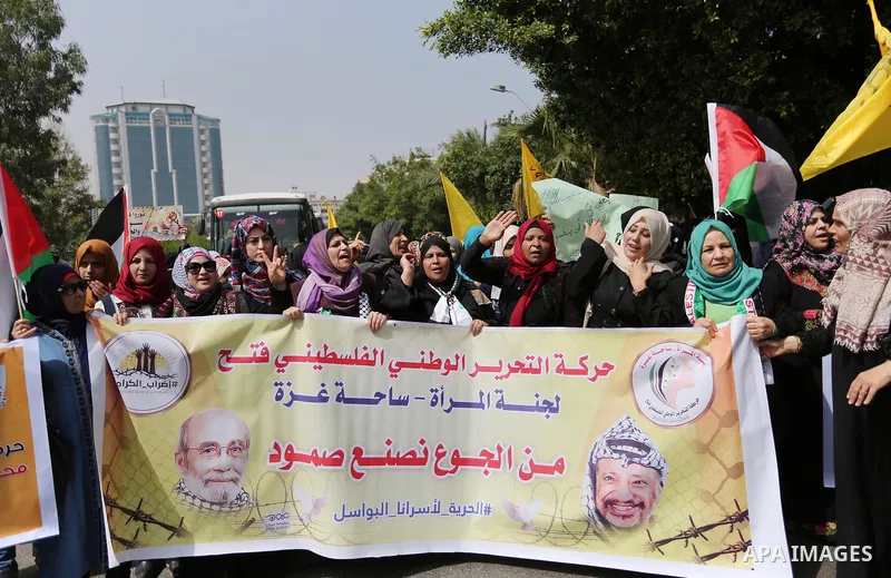 Palestinians take part in a protest to show solidarity with Palestinian prisoners on hunger strike in Israeli jails, in Gaza city on April 30, 2017. Photo by Ashraf Amra