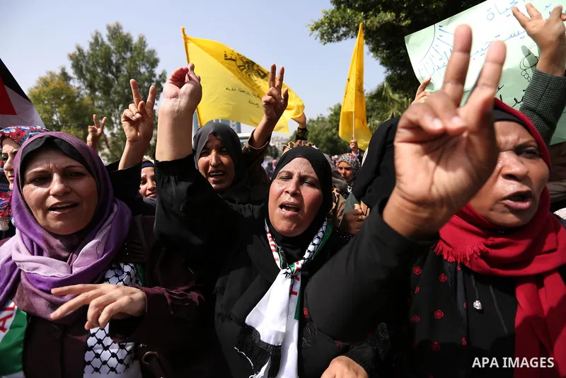 Palestinians take part in a protest to show solidarity with Palestinian prisoners on hunger strike in Israeli jails, in Gaza city on April 30, 2017. Photo by Ashraf Amra