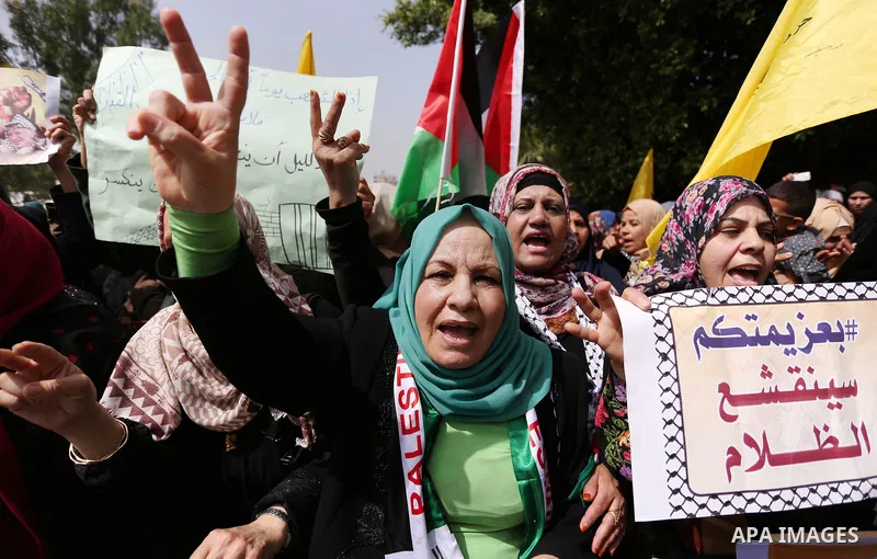 Palestinians take part in a protest to show solidarity with Palestinian prisoners on hunger strike in Israeli jails, in Gaza city on April 30, 2017. Photo by Ashraf Amra