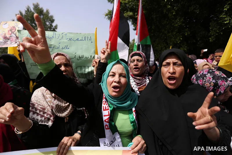 Palestinians take part in a protest to show solidarity with Palestinian prisoners on hunger strike in Israeli jails, in Gaza city on April 30, 2017. Photo by Ashraf Amra