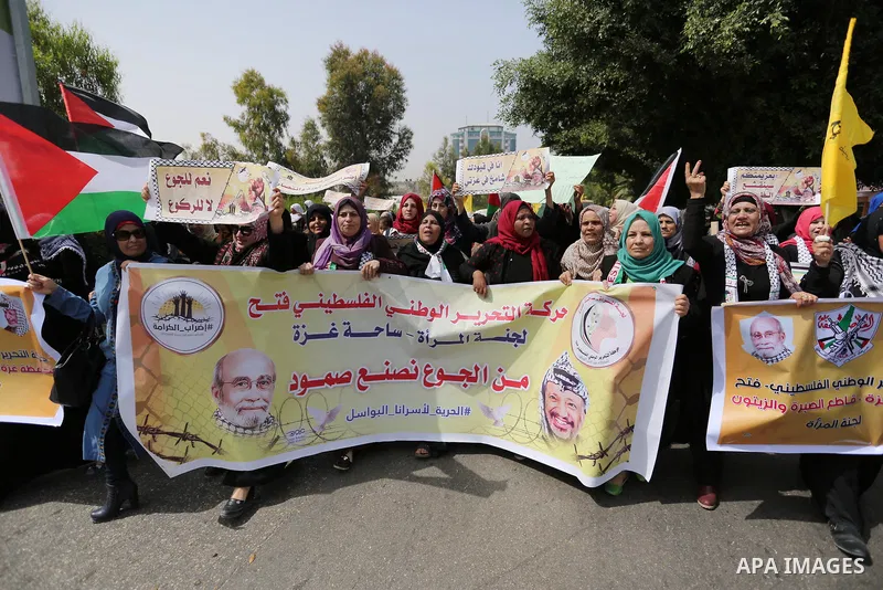Palestinians take part in a protest to show solidarity with Palestinian prisoners on hunger strike in Israeli jails, in Gaza city on April 30, 2017. Photo by Ashraf Amra