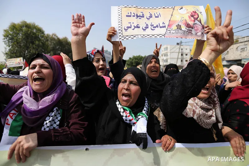 Palestinians take part in a protest to show solidarity with Palestinian prisoners on hunger strike in Israeli jails, in Gaza city on April 30, 2017. Photo by Ashraf Amra