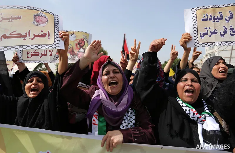 Palestinians take part in a protest to show solidarity with Palestinian prisoners on hunger strike in Israeli jails, in Gaza city on April 30, 2017. Photo by Ashraf Amra