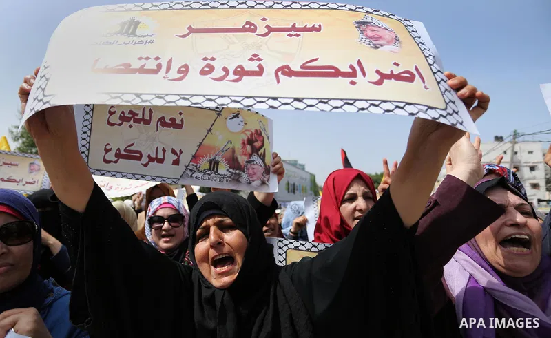 Palestinians take part in a protest to show solidarity with Palestinian prisoners on hunger strike in Israeli jails, in Gaza city on April 30, 2017. Photo by Ashraf Amra