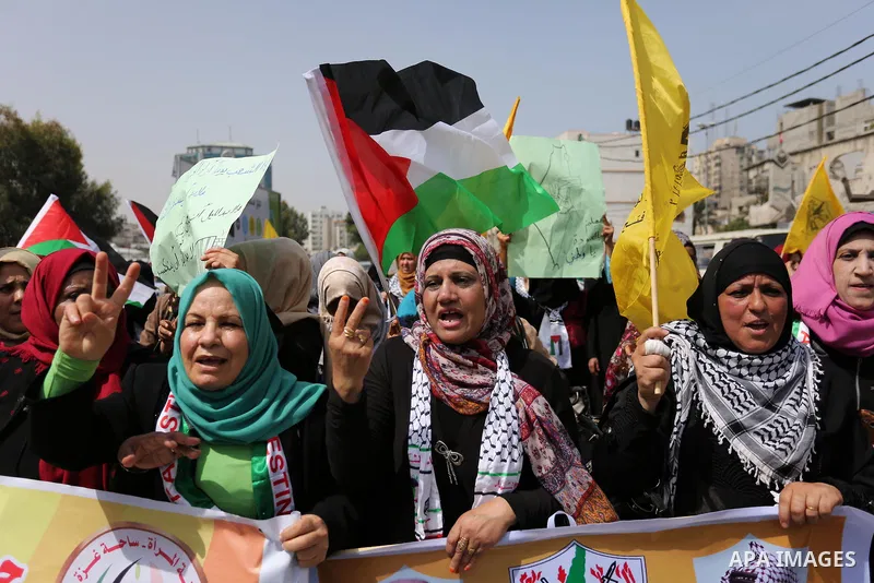 Palestinians take part in a protest to show solidarity with Palestinian prisoners on hunger strike in Israeli jails, in Gaza city on April 30, 2017. Photo by Ashraf Amra
