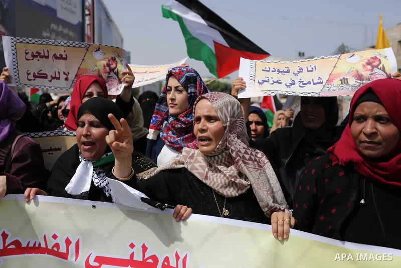 Palestinians take part in a protest to show solidarity with Palestinian prisoners on hunger strike in Israeli jails, in Gaza city on April 30, 2017. Photo by Ashraf Amra