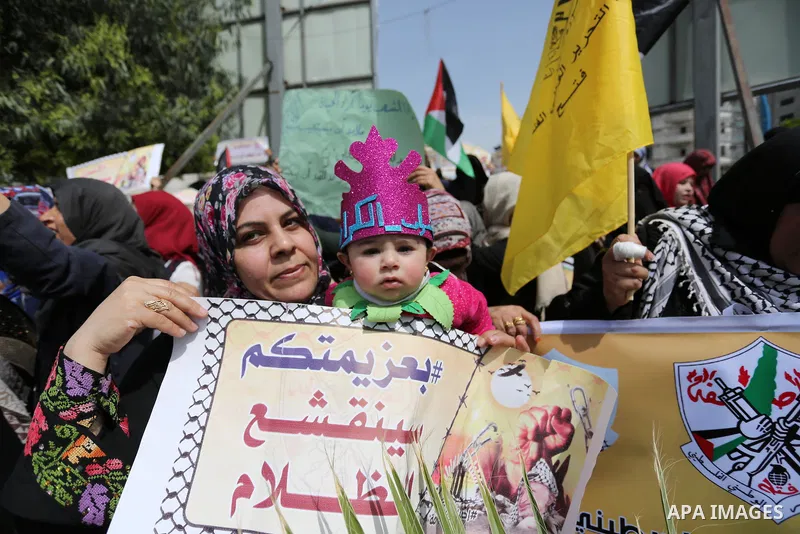Palestinians take part in a protest to show solidarity with Palestinian prisoners on hunger strike in Israeli jails, in Gaza city on April 30, 2017. Photo by Ashraf Amra