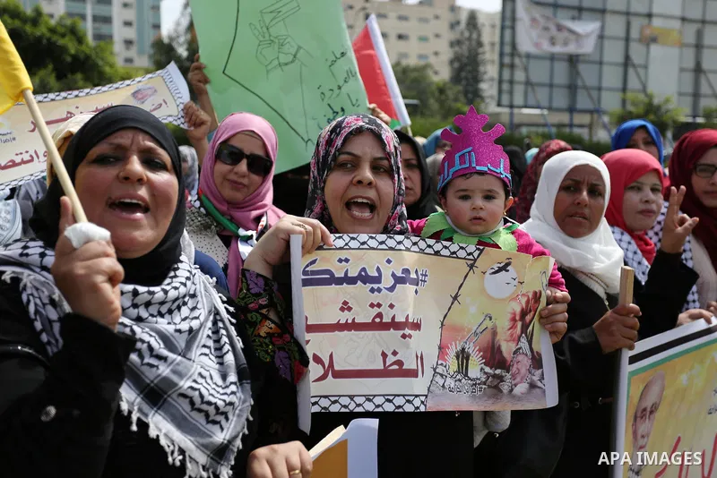 Palestinians take part in a protest to show solidarity with Palestinian prisoners on hunger strike in Israeli jails, in Gaza city on April 30, 2017. Photo by Ashraf Amra