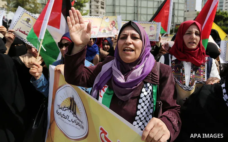 Palestinians take part in a protest to show solidarity with Palestinian prisoners on hunger strike in Israeli jails, in Gaza city on April 30, 2017. Photo by Ashraf Amra