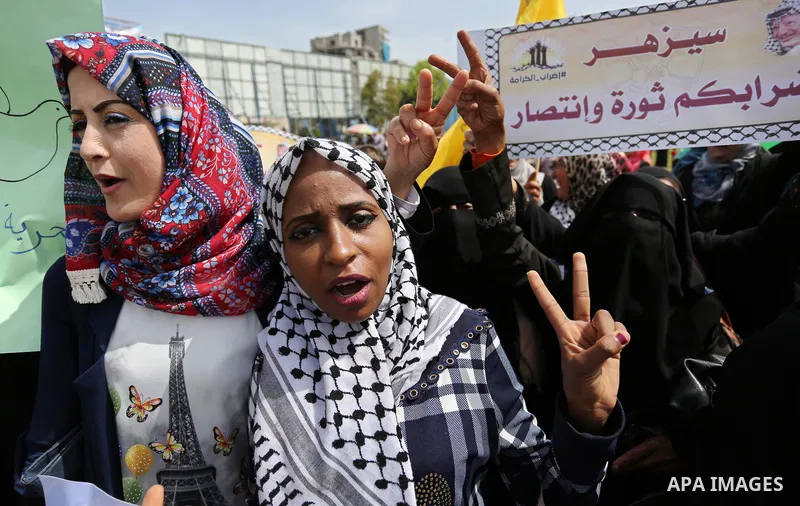 Palestinians take part in a protest to show solidarity with Palestinian prisoners on hunger strike in Israeli jails, in Gaza city on April 30, 2017. Photo by Ashraf Amra