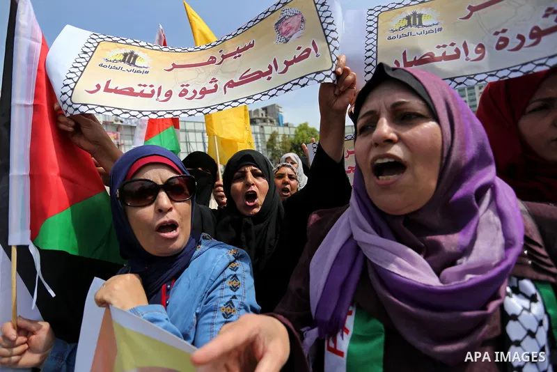 Palestinians take part in a protest to show solidarity with Palestinian prisoners on hunger strike in Israeli jails, in Gaza city on April 30, 2017. Photo by Ashraf Amra