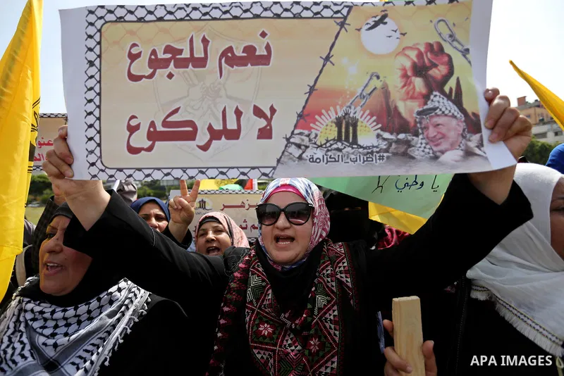 Palestinians take part in a protest to show solidarity with Palestinian prisoners on hunger strike in Israeli jails, in Gaza city on April 30, 2017. Photo by Ashraf Amra