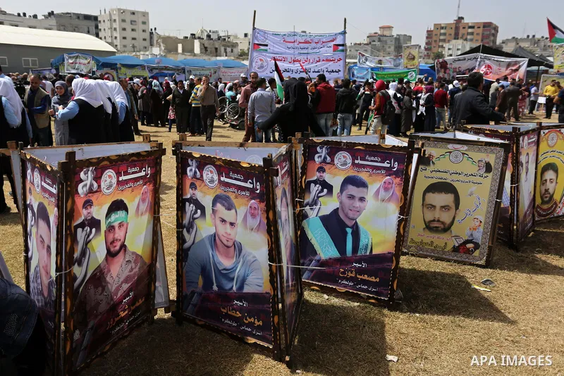 Palestinians take part in a protest to show solidarity with Palestinian prisoners on hunger strike in Israeli jails, in Gaza city on April 30, 2017. Photo by Ashraf Amra