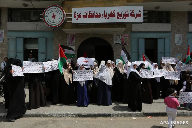 Palestinians hold banners during a protest to demand the end of Israeli blockade of the Gaza Strip and against the worsening crisis of power outages in Gaza City, in Gaza city on April 30, 2017. Photo by Ashraf Amra
