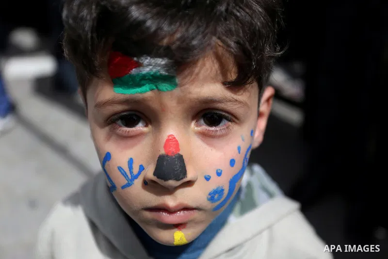 Palestinian children take part during a protest to demand the end of Israeli blockade of the Gaza Strip and against the worsening crisis of power outages in Gaza City, in Gaza city on April 30, 2017. Photo by Ashraf Amra