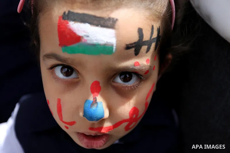 Palestinian children take part during a protest to demand the end of Israeli blockade of the Gaza Strip and against the worsening crisis of power outages in Gaza City, in Gaza city on April 30, 2017. Photo by Ashraf Amra