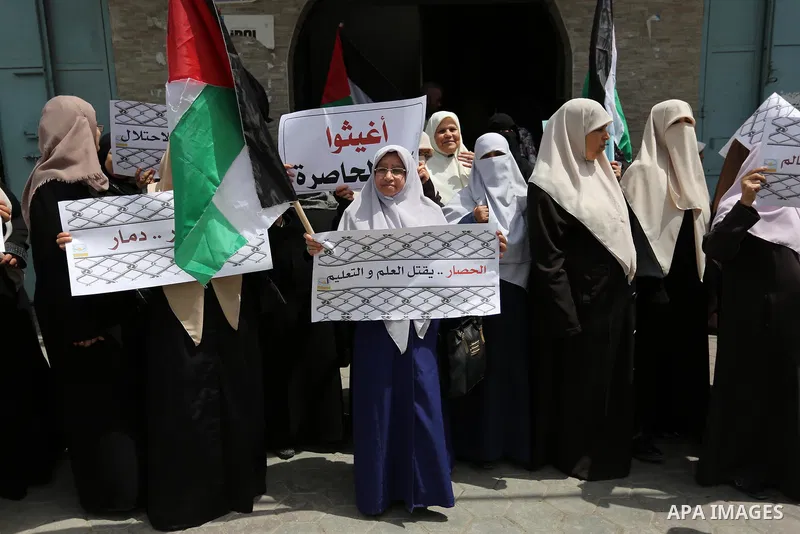 Palestinians hold banners during a protest to demand the end of Israeli blockade of the Gaza Strip and against the worsening crisis of power outages in Gaza City, in Gaza city on April 30, 2017. Photo by Ashraf Amra