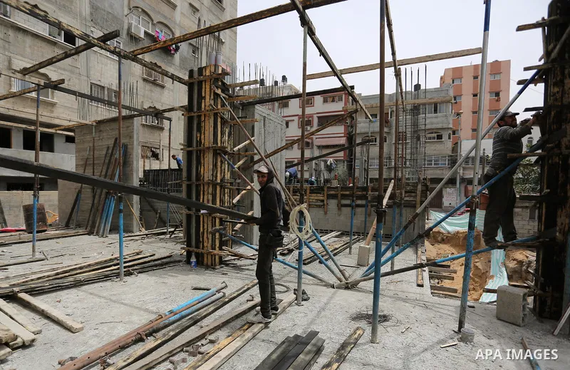 Palestinian laborers construction work at building still under construction to mark May Day or International Workers' Day, in Gaza city on May 01. 2017. Photo by Ashraf Amra