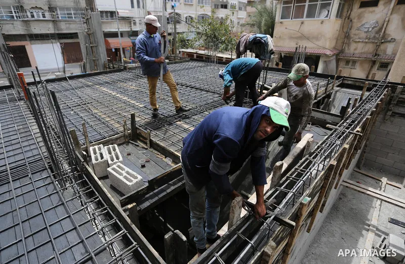 Palestinian laborers construction work at building still under construction to mark May Day or International Workers' Day, in Gaza city on May 01. 2017. Photo by Ashraf Amra