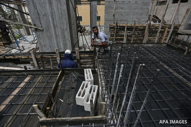 Palestinian laborers construction work at building still under construction to mark May Day or International Workers' Day, in Gaza city on May 01. 2017. Photo by Ashraf Amra
