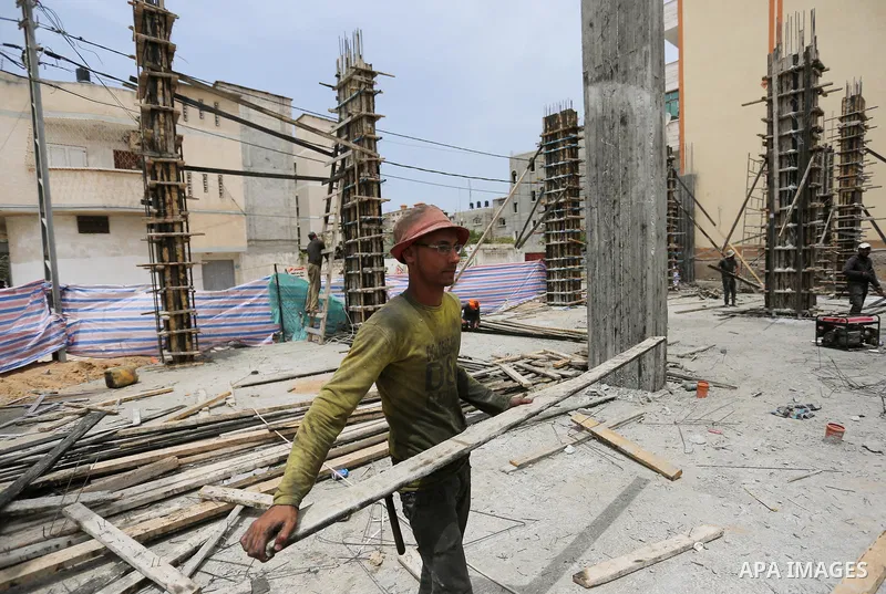 Palestinian laborers construction work at building still under construction to mark May Day or International Workers' Day, in Gaza city on May 01. 2017. Photo by Ashraf Amra