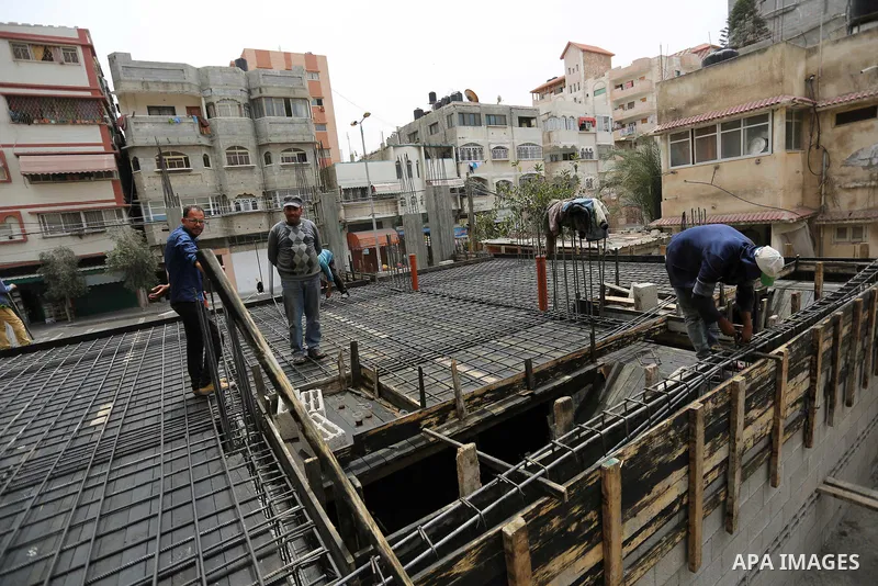 Palestinian laborers construction work at building still under construction to mark May Day or International Workers' Day, in Gaza city on May 01. 2017. Photo by Ashraf Amra