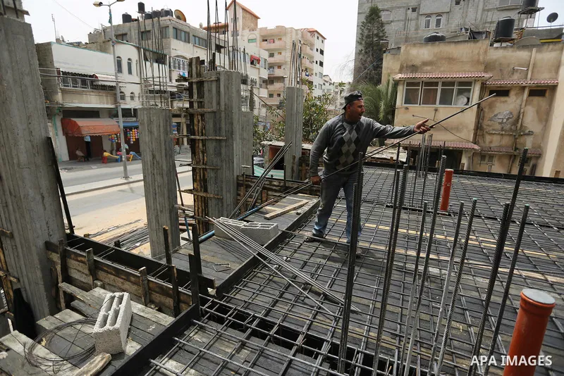 Palestinian laborers construction work at building still under construction to mark May Day or International Workers' Day, in Gaza city on May 01. 2017. Photo by Ashraf Amra