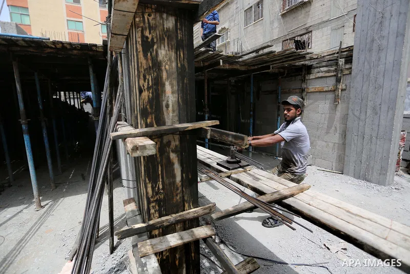 Palestinian laborers construction work at building still under construction to mark May Day or International Workers' Day, in Gaza city on May 01. 2017. Photo by Ashraf Amra