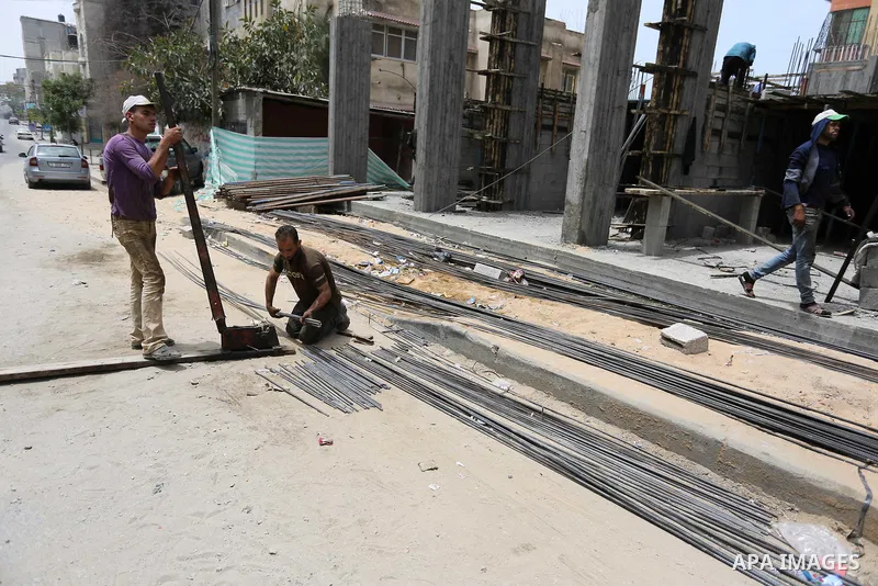 Palestinian laborers construction work at building still under construction to mark May Day or International Workers' Day, in Gaza city on May 01. 2017. Photo by Ashraf Amra
