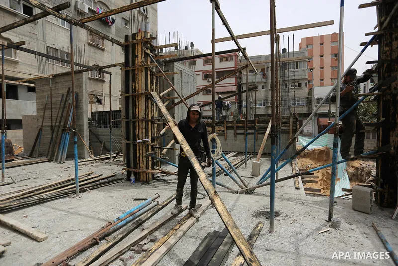 Palestinian laborers construction work at building still under construction to mark May Day or International Workers' Day, in Gaza city on May 01. 2017. Photo by Ashraf Amra