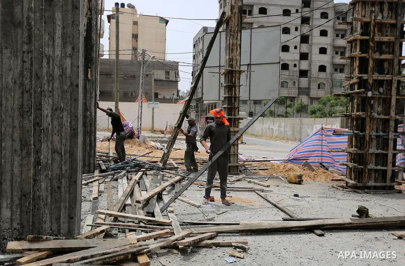 Palestinian laborers construction work at building still under construction to mark May Day or International Workers' Day, in Gaza city on May 01. 2017. Photo by Ashraf Amra