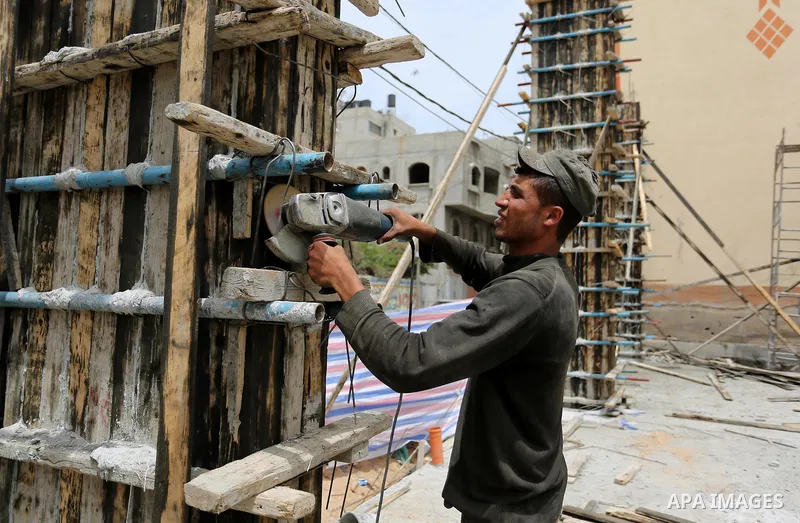 Palestinian laborers construction work at building still under construction to mark May Day or International Workers' Day, in Gaza city on May 01. 2017. Photo by Ashraf Amra