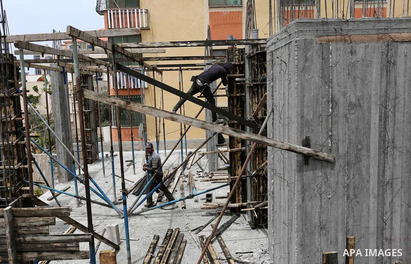 Palestinian laborers construction work at building still under construction to mark May Day or International Workers' Day, in Gaza city on May 01. 2017. Photo by Ashraf Amra