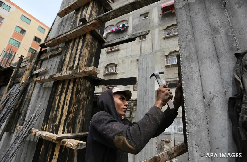 Palestinian laborers construction work at building still under construction to mark May Day or International Workers' Day, in Gaza city on May 01. 2017. Photo by Ashraf Amra
