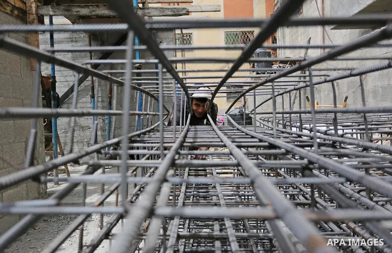 Palestinian laborers construction work at building still under construction to mark May Day or International Workers' Day, in Gaza city on May 01. 2017. Photo by Ashraf Amra