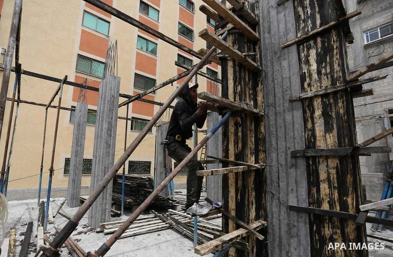 Palestinian laborers construction work at building still under construction to mark May Day or International Workers' Day, in Gaza city on May 01. 2017. Photo by Ashraf Amra